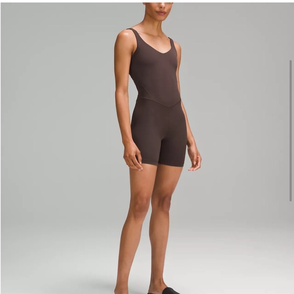 lululemon Align™ Bodysuit 6"
Color: Espresso
Size: 8
Quantity: 1
EUC